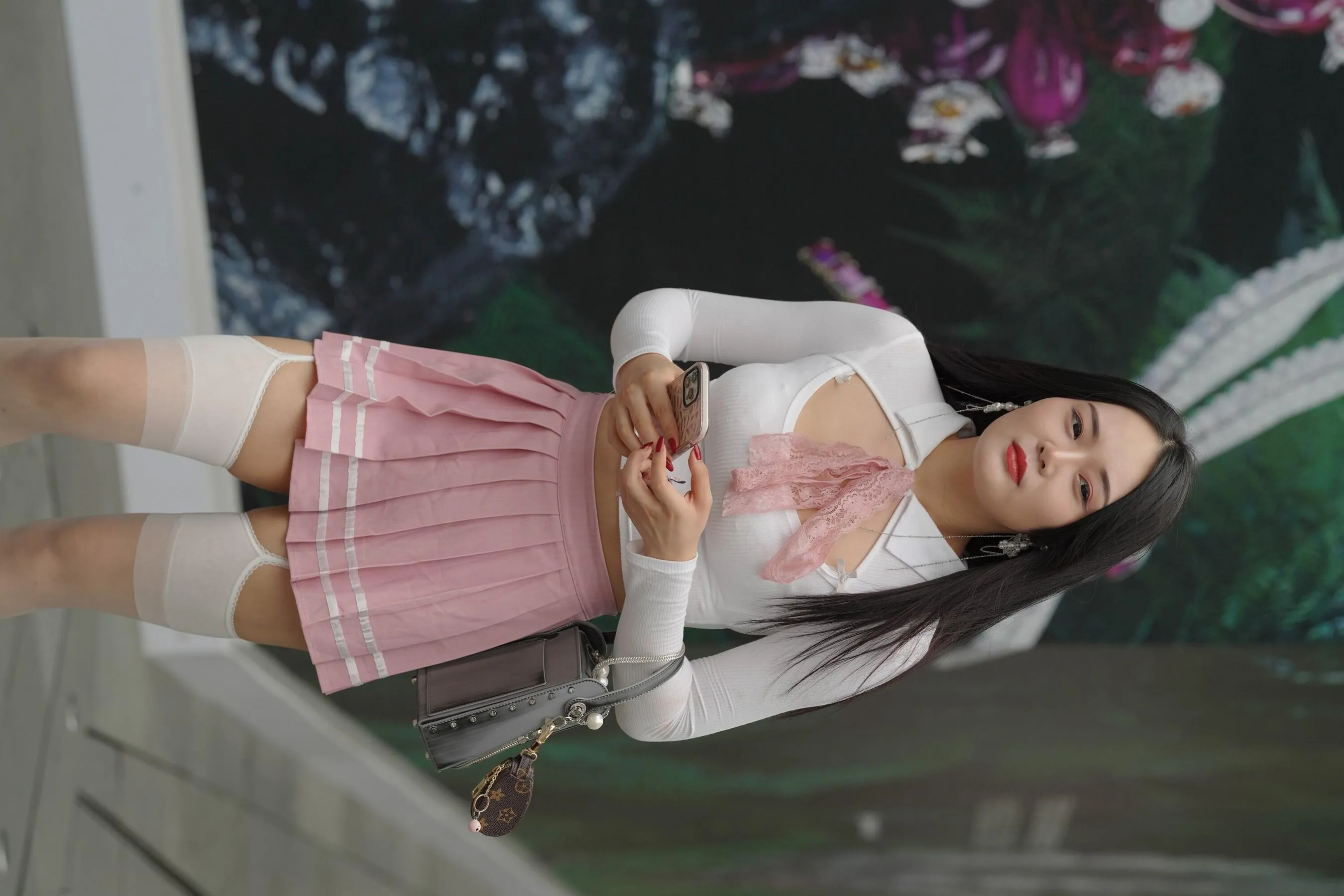 魔镜街拍 NO.161 街拍白丝吊带袜美女 [109P]插图9